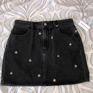 Embroidered jean skirt! Size 27